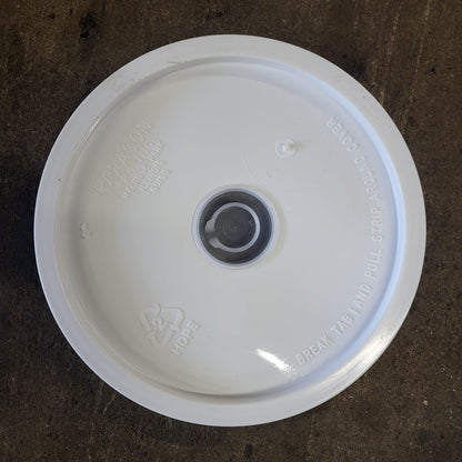 Bucket Feeder With Feeding Plugs